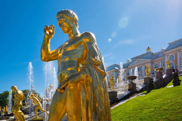 Sankt Petersburg Rosja Circa May 2018 Złota Statua Wewnątrz Grand — Zdjęcie stockowe