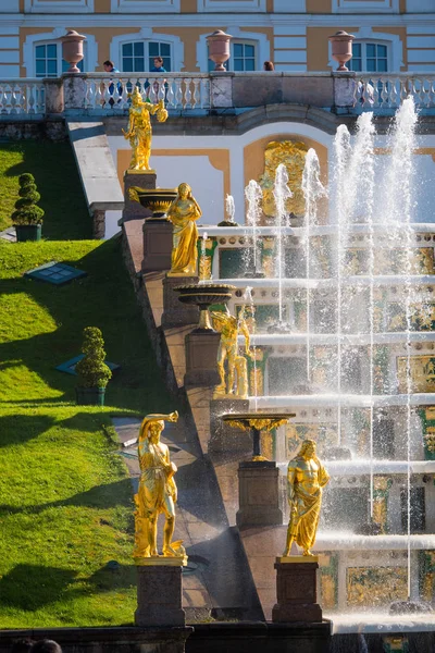 Sankt Petersburg Ryssland Maj 2018 Gyllene Statyer Inuti Stora Kaskad — Stockfoto