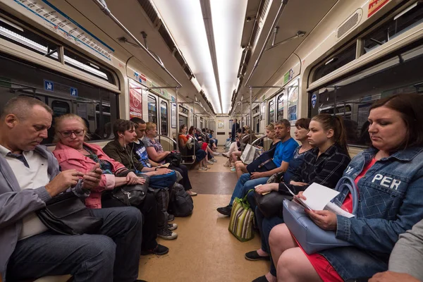 Sint Petersburg Circa Mei 2018 Mensen Binnen Ondergrondse Wagon Metro — Stockfoto