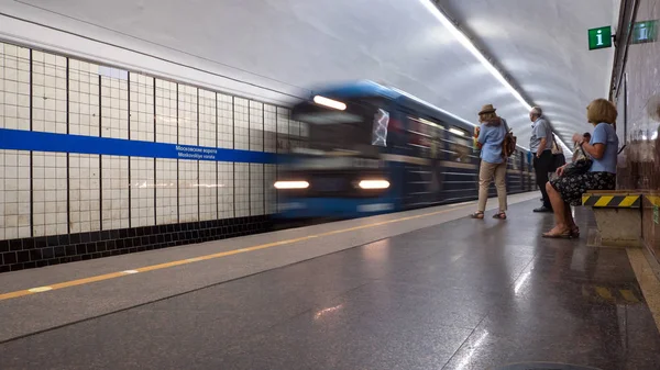 圣彼得堡 俄罗斯 Circa 2018 地铁车厢抵达莫斯科夫斯基沃罗塔地铁站在地铁 — 图库照片