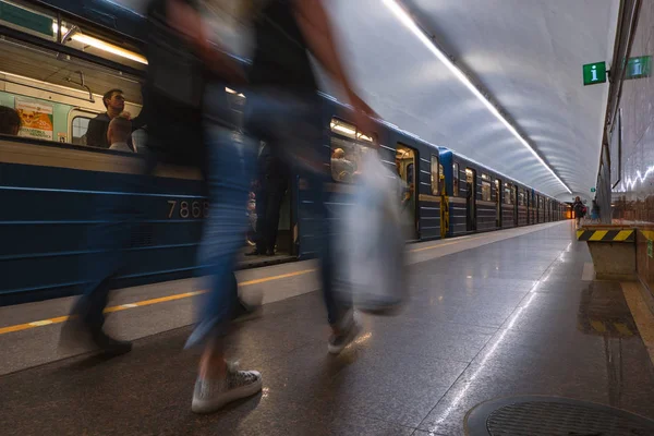 Moskova Circa Mayıs 2018 Metro Istasyonu Içinde Insanlar Moskova Metrosu — Stok fotoğraf