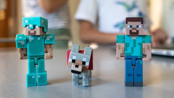 BOLOGNA, ITALIA - 5 GIUGNO 2018: Minifigure di giocattoli Minecraft a casa — Foto Stock
