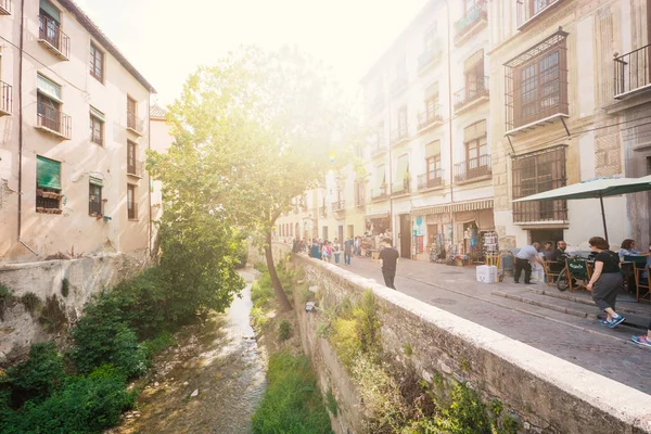 Granada Hiszpania Circa Czerwiec 2018 Ulica Carrera Del Darro Pochodni — Zdjęcie stockowe