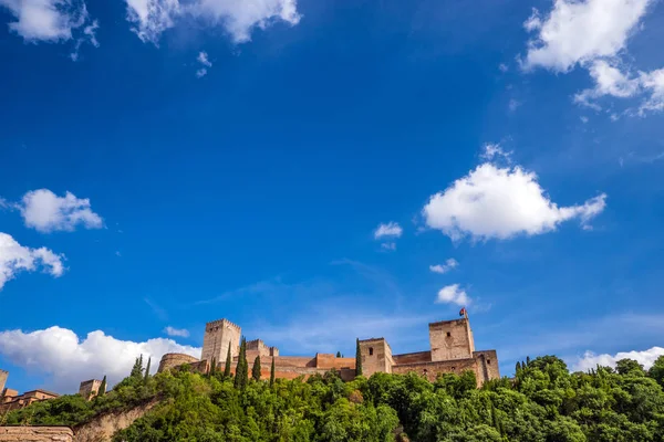 Granada Mavi Bulutlu Gökyüzü Olan Alhambra Panoramik Manzara Endülüs Spanya — Stok fotoğraf