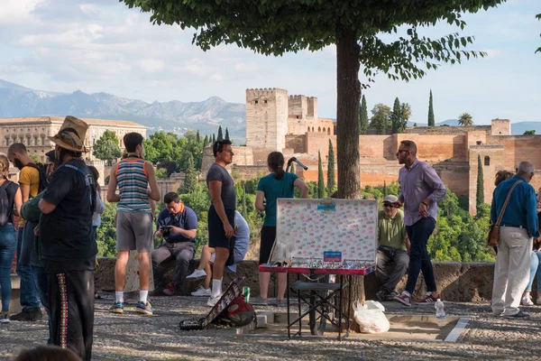 Granada Espanha Junho 2018 Pessoas Mirador San Nicolas Com Alhambra — Fotografia de Stock