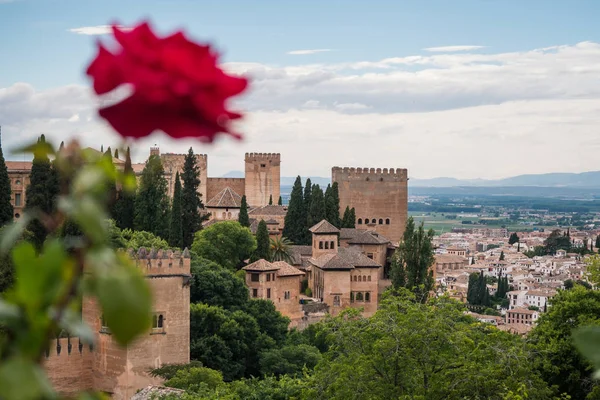 Granada Mavi Bulutlu Gökyüzü Olan Alhambra Panoramik Manzara Endülüs Spanya — Stok fotoğraf