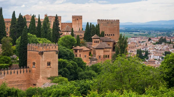 Granada Mavi Bulutlu Gökyüzü Olan Alhambra Panoramik Manzara Endülüs Spanya — Stok fotoğraf