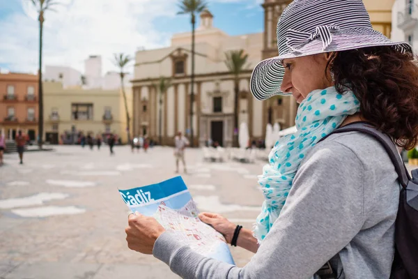 Mujer Turística Mirando Mapa Frente Catedral Cádiz España — Foto de Stock