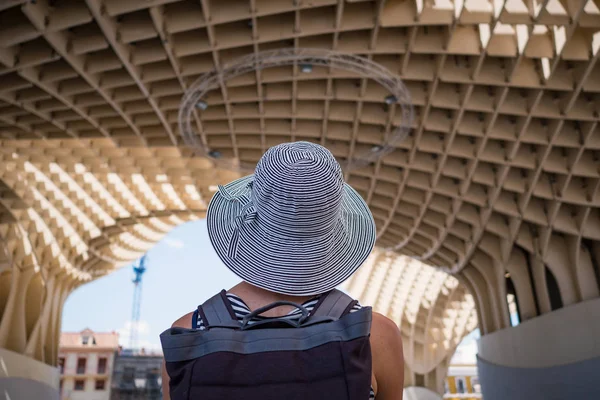 Mujer Sevilla España Con Metropol Parasol Fondo Estilo Vida Gente — Foto de Stock