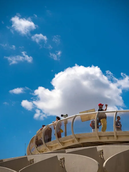 西班牙塞维利亚 Circa 2018 德国建筑师尤尔根 迈尔设计的面向蓝天的地铁遮阳伞 2011 月完工 — 图库照片