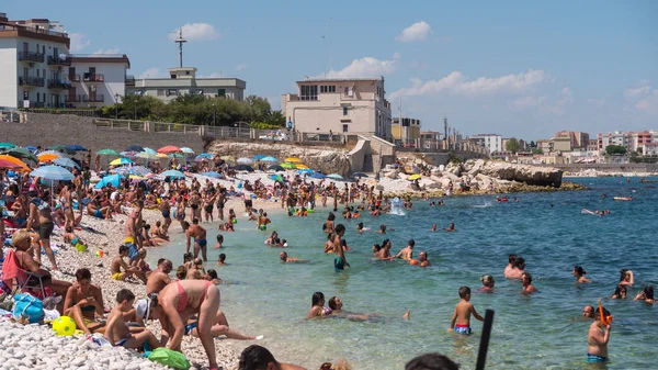 Bisceglie Italien August 2018 Strand Voller Touristen Sommer — Stockfoto