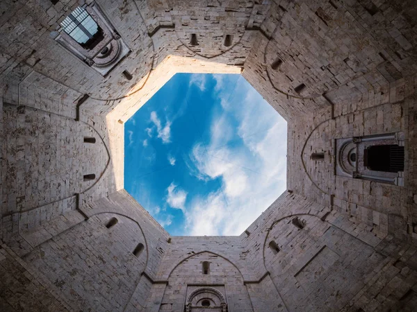 Karakteristik sekizgen şekli ile Castel del Monte iç avlu. Apulia, İtalya