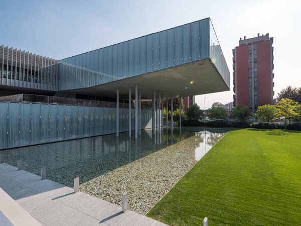 БОЛОГА (ИТАЛИЯ) - СЕНТЯБРЬ, 2018. MAST расшифровывается как MANIFATTURA di ARTI, SPERIMENTAZIONE e TECNOLOGIA (ARTS, EXPERIENCE и TECHNOLOGY). Это многофункциональный центр и выставочное пространство.
.