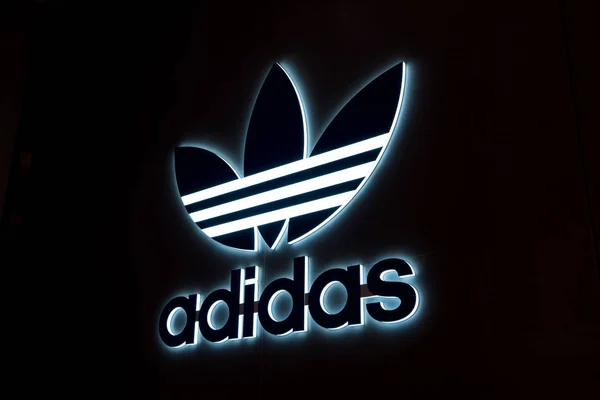 Dubaj Październik 2018 Logo Adidas Adidas Niemiecka Międzynarodowa Korporacja Która — Zdjęcie stockowe