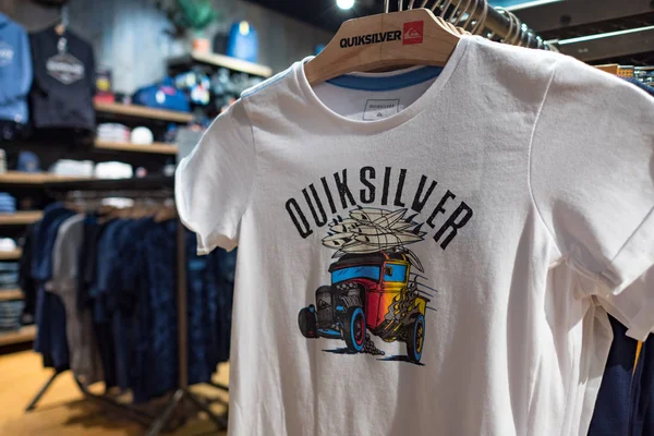 Dubai Ekim 2018 Quiksilver Shirt Dükkan Içinde Quiksilver Bir Sörf — Stok fotoğraf