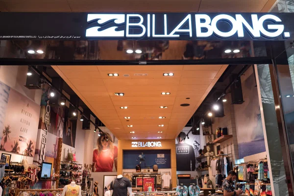 2018年10月 比拉邦商店 Billabong 是一家冲浪公司 一家服装零售商 也生产手表 背包和滑板等配饰 — 图库照片
