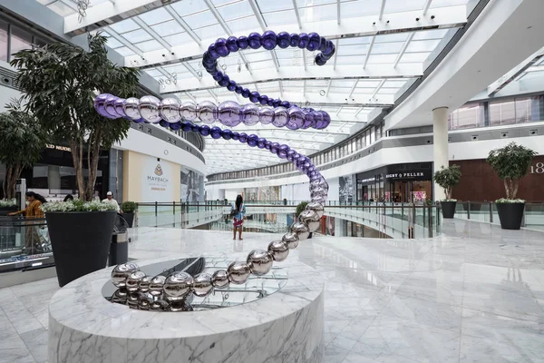 Dubai Oktober 2018 Fashion Avenue Interior View Och Tornado Skulptur — Stockfoto