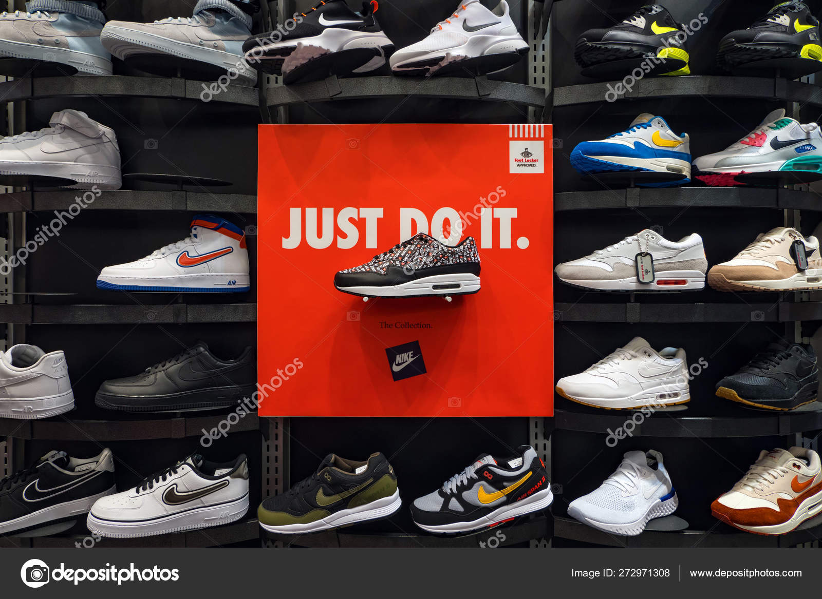 Dubai Octubre 2018 Exposicion Zapatillas Deportivas Nike Foto editorial de stock 272971308 pio3