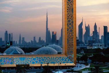 Dubai - Ekim 2018: Arka planda şehir manzarası ile gün batımında Dubai Frame görünümü