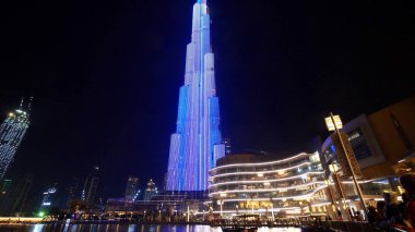 Dubai - Ekim 2018: Burç Halife kulesinin panoramik manzarası gece aydınlatıldı