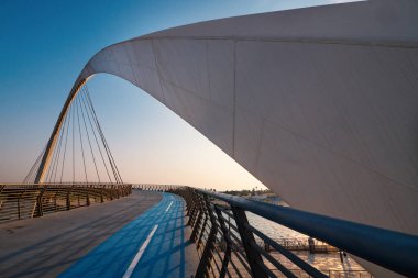 Su Kanalı'nda Tolerans Ayak Köprüsü görünümü. Dubai, Birleşik Arap Emirlikleri.