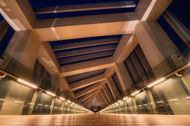 Dubai - Ekim 2018: Dubai Water Canal Foot Bridge iç mekan manzaralı gece.