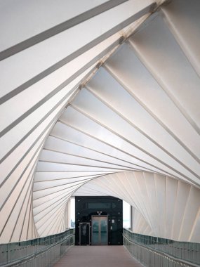 Dubai - Ekim 2018: Dubai Water Canal Footbridge iç görünümü.