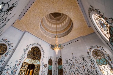 Abu Dabi, Bae - Ekim, 2018: Şeyh Zayed Camii iç manzaralı lamba ve dekore tavan.