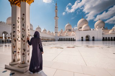 Şeyh Zayed Camii 'nde geleneksel elbiseli bir kadın. Abu Dabi, Birleşik Arap Emirlikleri.
