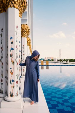 Şeyh Zayed Camii 'nin içinde geleneksel giysili kadın portresi. Abu Dabi, Birleşik Arap Emirlikleri.