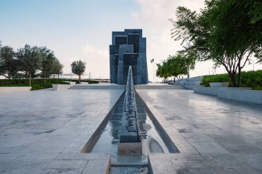 Abu Dabi, Bae - Ekim 2018: Vahat Al Karama (Haysiyet Vahası), şehitleri için daimi anıt ve Şeyh Zayed Ulu Camii.