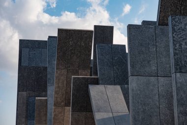 Abu Dabi, Bae - Ekim 2018: Wahat Al Karama (Haysiyet Vahası) detayı, şehitleri için daimi anıt ve Şeyh Zayed Ulu Camii.