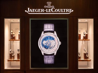 Dubai - Ekim 2018: Jager le Coultre Dubai Uluslararası Havaalanı Duty Free'nin içindeki vitrin mağazalarını izliyor.