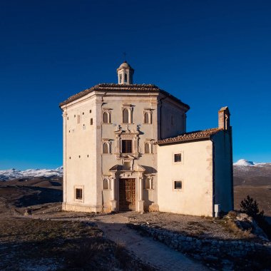 Madonna of Mercy kilisesi mavi gökyüzüne karşı. Abruzzo, İtalya.