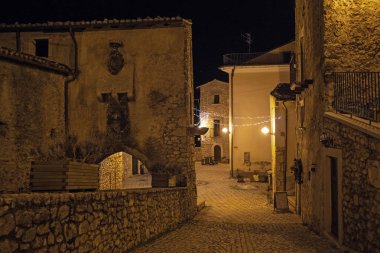 Santo Stefano di Sessanio gece manzarası, Abruzzo bölgesinde küçük bir köy, İtalya.