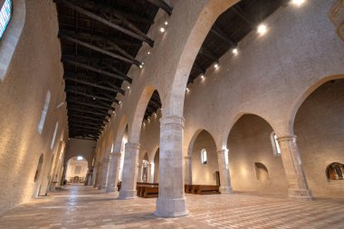 Aquila, İtalya - Aralık, 2018: Santa Maria di Collemaggio Bazilikası (Xiii yüzyıl) iç görünümü. Kilise, Abruzzese Romanesk ve Gotik mimarisinin başyapıtı..