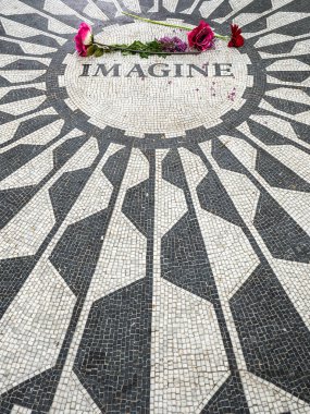 New York City - 9 Mayıs 2015: Çilek alanları Anıtı, Central Park peyzajlı bir bölümünde eski Beatle John Lennon anısına adanmış.