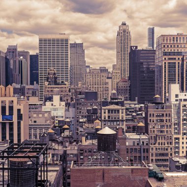 Bulutlu gökyüzü ile New York City Manhattan silueti. Sepya tonuile yüksek doymuş filtrelenmiş görüntü, instagram tarzı.