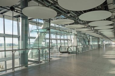 Londra - 21 Mayıs 2015: Heathrow Havaalanı'nın iç kısmı, Birleşik Krallık'ın en işlek havaalanı ve yolcu trafiğine göre Avrupa'nın en işlek havaalanı. 