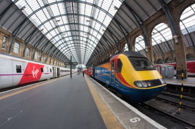Londra - 17 Haziran 2015: King's Cross tren istasyonunun iç görünümü