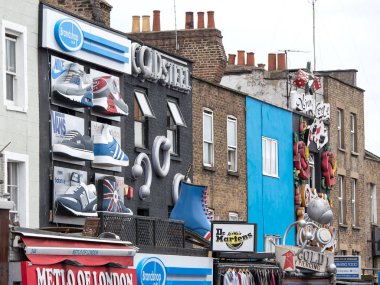 Londra, İngiltere - 17 Haziran 2015: Camden Town Market, Camden Town, Londra, İngiltere'deki ünlü alternatif kültür mağazaları