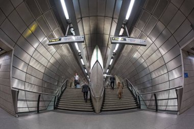 Londra - 18 Haziran 2015: Southwark İstasyonu içindeki yolcular