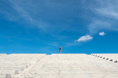 Şehir merkezinde dans eden genç ve güzel bir balerin. 