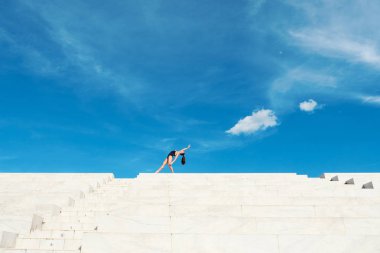 Şehir merkezinde dans eden genç ve güzel bir balerin. 