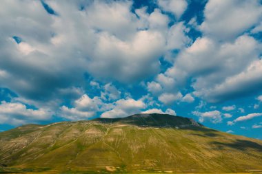Bulutlu gökyüzü ile Castelluccio plato, İtalya. Filtrelenmiş görüntü.