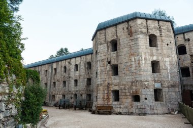 Lavarone, Trento Dünya Savaşı'ndan Belvedere kale. Burası İtalya'nın Trentino Alto Adige bölgesindeki gölüyle ünlü bir yerdir.. 