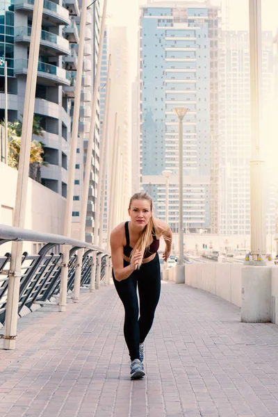 Jonge sportieve blonde vrouw klaar om portret te gaan in Dubai Marina w — Stockfoto