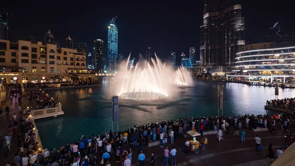 Ludzie Patrzą Malowniczy Widok Fontanny Dubaju Nocy — Zdjęcie stockowe