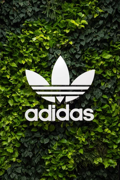 Озил Октябрь 2018 Логотип Adidas Adidas Немецкая Транснациональная Корпорация Которая — стоковое фото