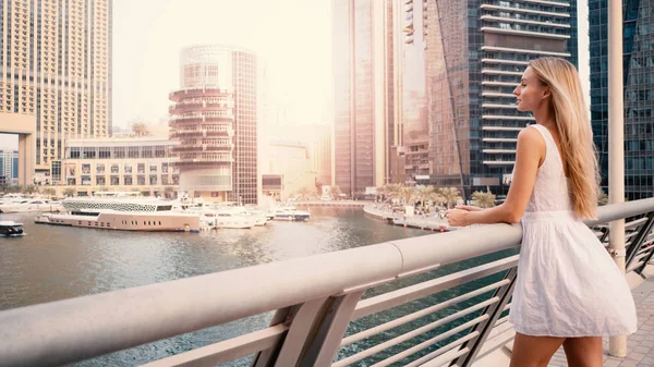 Jovem bela mulher loira retrato no Dubai Marina com skysc — Fotografia de Stock